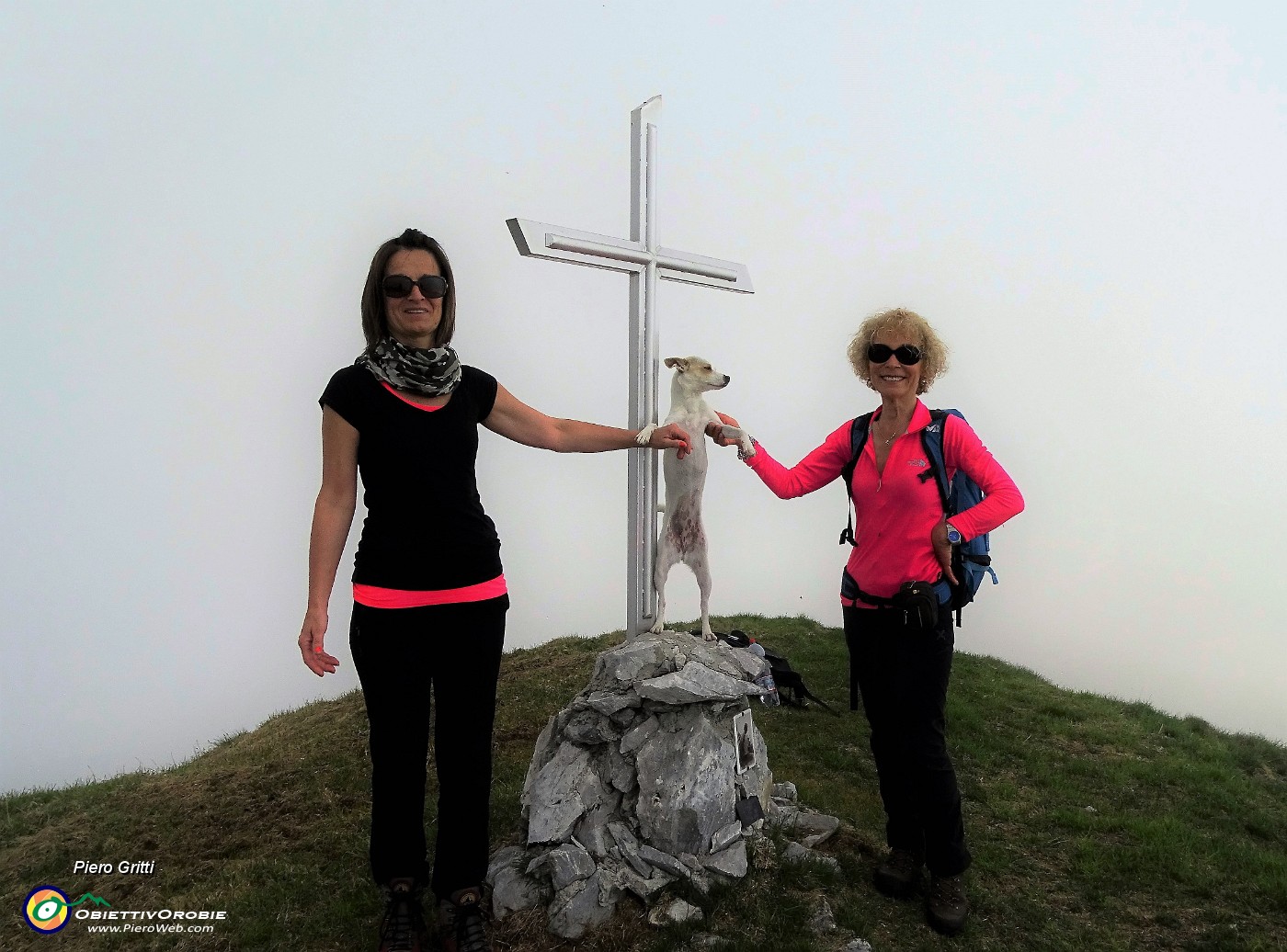 34 Alla croce di vetta del Pizzo Vescovo (2175 m).JPG -                                